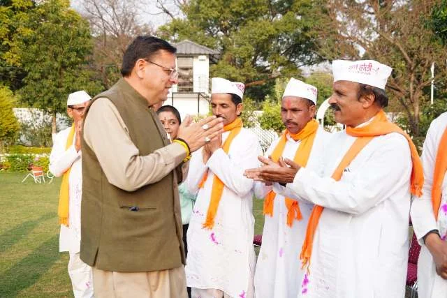 पुष्कर सिंह धामी से चम्पावत के होल्यारों की शिष्टाचार भेंट