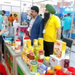 निवेश सम्मेलन में कंपनियों के स्टॉल पर डेलीगेट्स की भारी रुचि