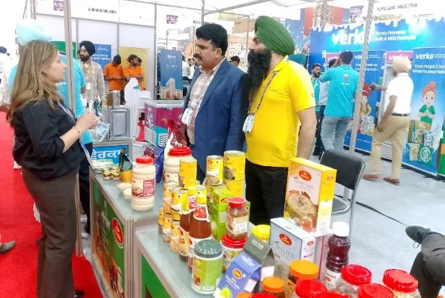 निवेश सम्मेलन में कंपनियों के स्टॉल पर डेलीगेट्स की भारी रुचि