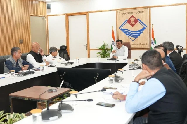 CS ने जिलाधिकारियों के साथ समीक्षा बैठक की, विभिन्न मुद्दों पर चर्चा