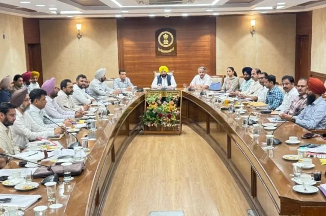 पंजाब में सड़क निर्माण कार्यों की प्रगति पर मंत्री ने की समीक्षा