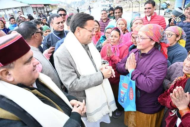 माणा गांव पहुंचे सीएम धामी, श्रद्धालुओं और स्थानीय लोगों से किया संवाद