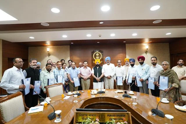 राजस्व मंत्री मुंडियां ने 27 अधिकारियों को पदोन्नति पत्र वितरित किए