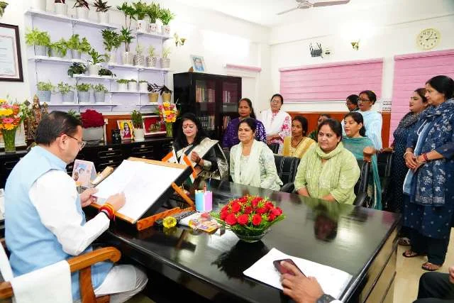 आंगनबाड़ी कर्मियों के प्रतिनिधिमंडल ने सीएम धामी से की मुलाकात