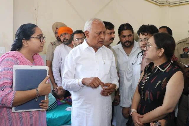 कैबिनेट मंत्री बरिंदर गोयल ने सिविल अस्पताल मूनक पहुंचकर मरीजों का हाल जाना