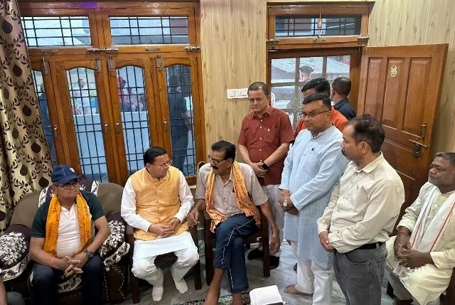 खटीमा में विभिन्न परिवारों के आवास पहुंचकर मुख्यमंत्री ने जताई संवेदना