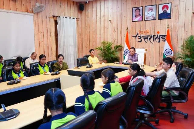 धामी ने छात्रावास की बालिकाओं के साथ सुना प्रधानमंत्री मोदी का ‘मन की बात’ कार्यक्रम