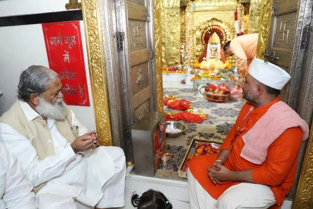 मंत्री विज ने माता मनसा देवी मंदिर में परिवार सहित की पूजा-अर्चना