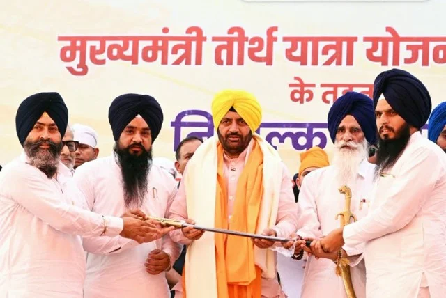 मुख्यमंत्री तीर्थ दर्शन यात्रा योजना के तहत नांदेड़ के लिए रवाना हुई विशेष ट्रेन