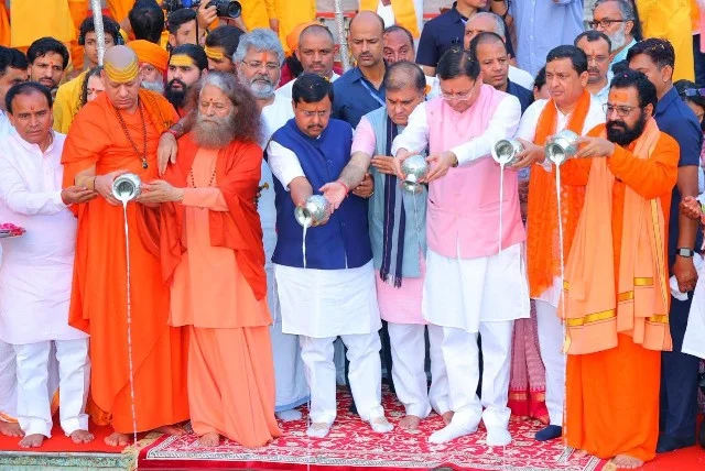 मुख्यमंत्री धामी और भाजपा राष्ट्रीय अध्यक्ष ने परमार्थ निकेतन में की गंगा आरती