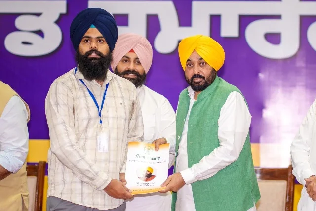 CM मान ने 355 युवाओं को सौंपे नियुक्ति पत्र, सरकारी नौकरियों का आंकड़ा 67 हजार के पार