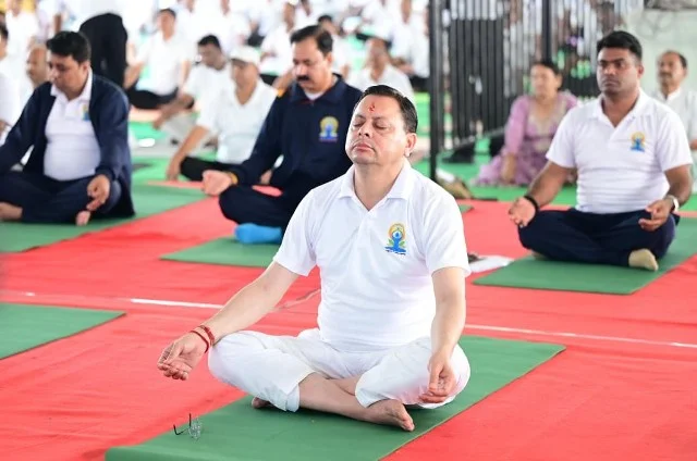अंतर्राष्ट्रीय योग दिवस धामी ने हजारों लोगों के साथ किया सामूहिक योगाभ्यास