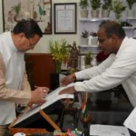 उत्तराखंड में विशेष गहन पुनरीक्षण अभियान की शुरुआत, मुख्यमंत्री को सौंपा गया गणना फॉर्म