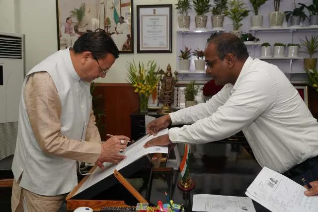 उत्तराखंड में विशेष गहन पुनरीक्षण अभियान की शुरुआत, मुख्यमंत्री को सौंपा गया गणना फॉर्म