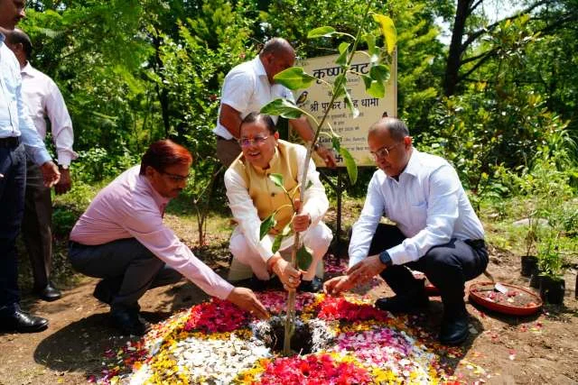 धामी ने 3-बी गार्डन परियोजना का शुभारम्भ किया, कृष्णा वट का पौधा लगाया