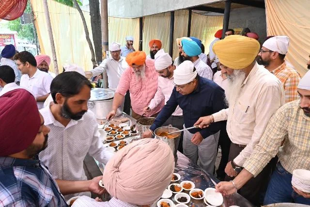 पंजाब सिविल सचिवालय में छबील और लंगर का आयोजन
