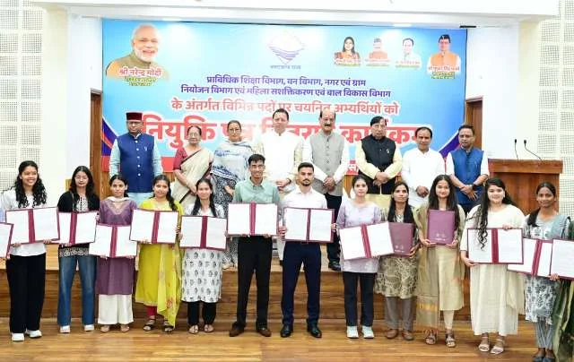 मुख्यमंत्री धामी ने 276 नवचयनित अभ्यर्थियों को सौंपे नियुक्ति पत्र