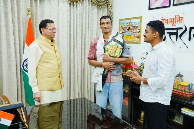 मुख्यमंत्री धामी ने एमएमए विश्व चैम्पियन दिगंबर सिंह रावत को दी बधाई