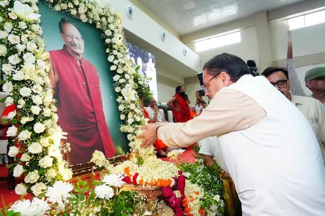 मुख्यमंत्री धामी ने पूर्व मुख्यमंत्री भुवन चंद्र खण्डूड़ी को श्रद्धांजलि अर्पित की