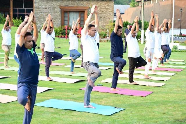 मुख्यमंत्री ने अधिकारियों और कर्मचारियों संग किया योगाभ्यास