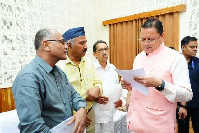 CM धामी ने जन शिकायतें सुनकर अधिकारियों को समयबद्ध समाधान के दिए निर्देश