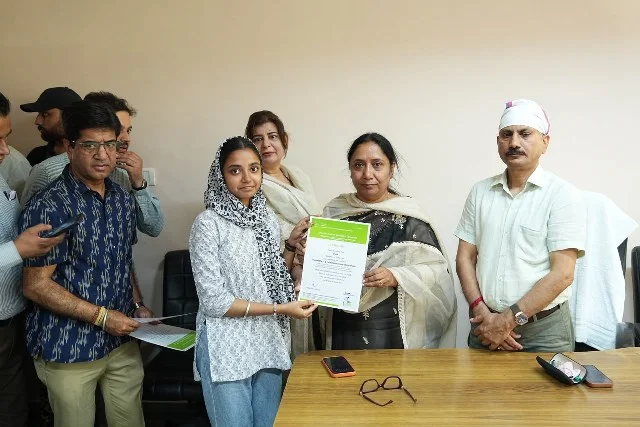 अंबेडकर इंस्टीट्यूट में सफल विद्यार्थियों को मंत्री ने वितरित किए प्रमाण पत्र