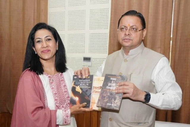 डॉ. योजना साह जैन ने मुख्यमंत्री को भेंट की अपनी चर्चित पुस्तकें