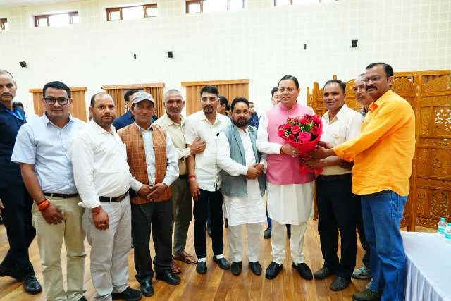 धामी ने जनसुनवाई में सुनीं लोगों की समस्याएं, त्वरित समाधान के दिए निर्देश