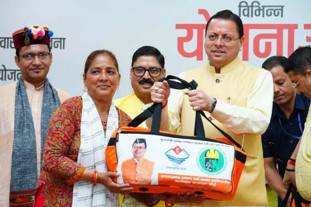 धामी ने निर्माण श्रमिकों के लिए नई कल्याणकारी योजनाओं का शुभारंभ किया