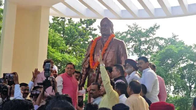 धामी ने रुद्रपुर में शहीद ऊधम सिंह की 9 फीट ऊंची कांस्य प्रतिमा का किया अनावरण