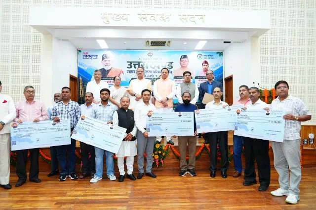 धामी ने स्वच्छ गतिशीलता नीति के तहत लाभार्थियों को सब्सिडी चेक वितरित किए