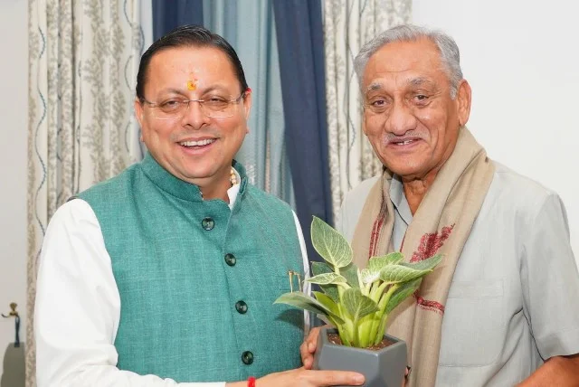 धामी से पूर्व मुख्यमंत्री विजय बहुगुणा की शिष्टाचार भेंट, राज्यहित के मुद्दों पर चर्चा