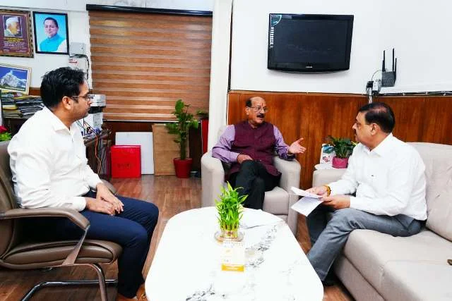 स्वास्थ्य मंत्री ने अधिकारियों के साथ मेडिकल कॉलेज परियोजना की प्रगति पर किया मंथन