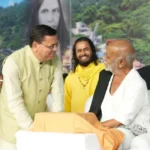 हरिद्वार में मोरारी बापू की श्रीराम कथा के समापन समारोह में पहुंचे मुख्यमंत्री धामी
