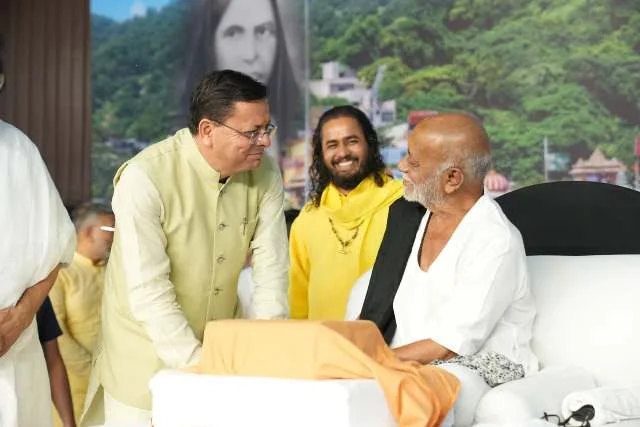 हरिद्वार में मोरारी बापू की श्रीराम कथा के समापन समारोह में पहुंचे मुख्यमंत्री धामी