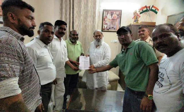 अनिल विज ने प्रदर्शन कर रहे कर्मचारी संगठनों से की मुलाकात