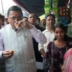 खटीमा में सीएम धामी ने चाय पीकर बढ़ाया स्थानीय कारोबारियों का हौसला