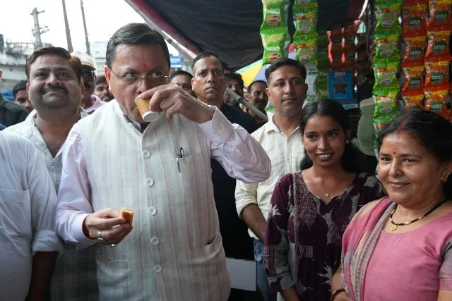 खटीमा में सीएम धामी ने चाय पीकर बढ़ाया स्थानीय कारोबारियों का हौसला