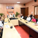 धामी के समक्ष उत्तराखंड क्रीड़ा विश्वविद्यालय की निर्माण प्रगति की विस्तृत प्रस्तुति