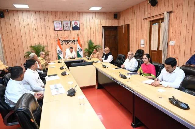 धामी के समक्ष उत्तराखंड क्रीड़ा विश्वविद्यालय की निर्माण प्रगति की विस्तृत प्रस्तुति