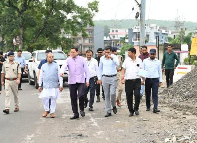 धामी ने नंदा की चौकी पुल की एप्रोच रोड के पुनर्निर्माण कार्य का किया निरीक्षण