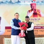 नरेंद्र सिंह नेगी के जन्मदिन पर धामी ने कलाकारों को किया सम्मानित