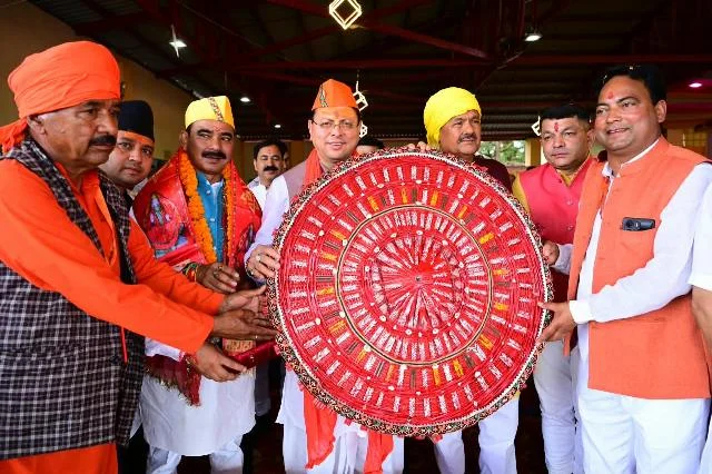बग्वाल मेले में पहुंचे सीएम धामी, प्रदेशवासियों को दी रक्षाबंधन की शुभकामनाएं