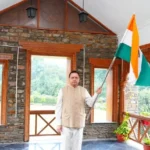 मुख्यमंत्री धामी ने अपने आवास पर फहराया तिरंगा