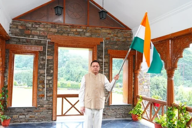 मुख्यमंत्री धामी ने अपने आवास पर फहराया तिरंगा