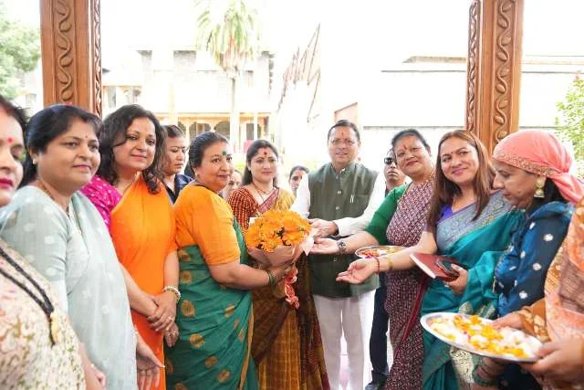 रक्षाबंधन पर बहनों ने सीएम धामी को बांधा रक्षा सूत्र