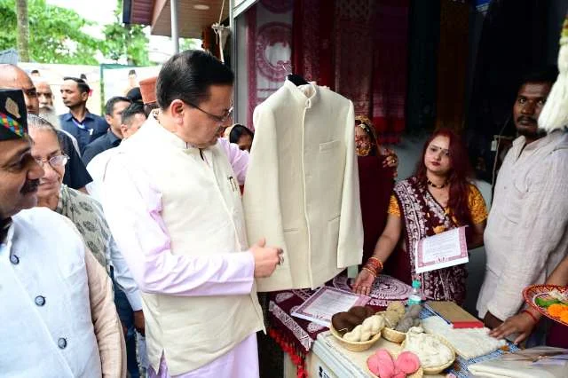 राष्ट्रीय हथकरघा दिवस पर धामी ने स्थानीय उत्पादों और शिल्पकारों को दिया प्रोत्साहन