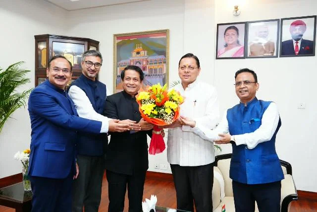 सीएम धामी से मिले तीन देशों में भारत के राजनयिक, रोजगार अवसरों पर चर्चा