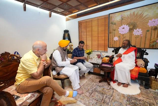 सीएम मान ने केजरीवाल संग ‘आर्ट ऑफ लिविंग’ आश्रम का किया दौरा
