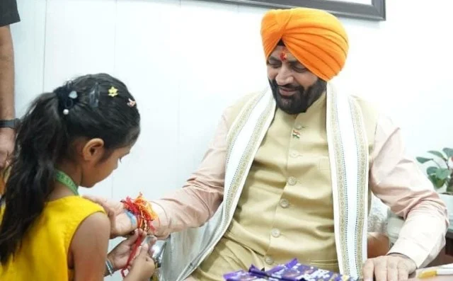 सीएम सैनी ने संत कबीर कुटीर में छात्राओं संग मनाया रक्षाबंधन